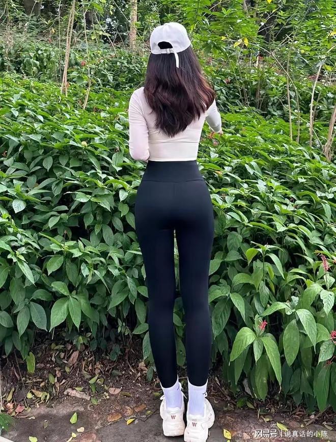 必一运动某网红瑜伽裤秀瑜伽高难度谁人顶得住？网友：人世水蜜桃(图2)